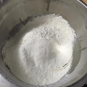 将面粉、泡打粉、小苏打混合，一起过筛入上述混合液中。