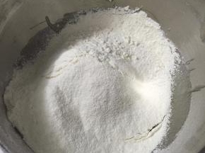 将面粉、泡打粉、小苏打混合，一起过筛入上述混合液中。