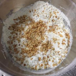 稍微搅拌后加入花生碎。