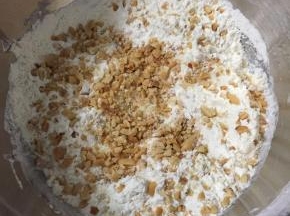 稍微搅拌后加入花生碎。