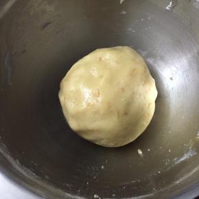 将上述材料混合均匀，和成面团，将面团平均分成30份，分别滚圆。