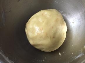 将上述材料混合均匀，和成面团，将面团平均分成30份，分别滚圆。