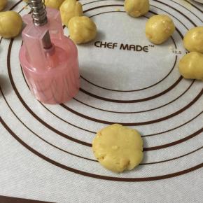 取一个小面团，稍微按扁，放入模具中，印出图案。