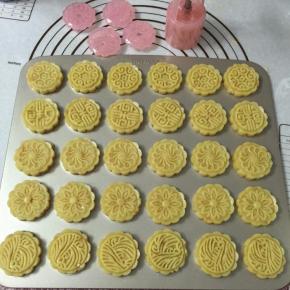 做好分别放入烤盘中。