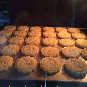 放入预热好烤箱180度20分钟。