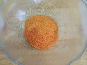 碗中放入烧烤料35g