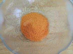 碗中放入烧烤料35g