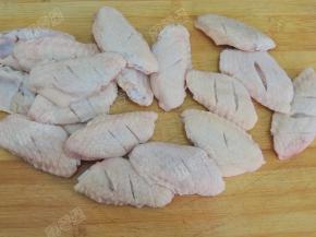 在翅中正反两面斜划几刀