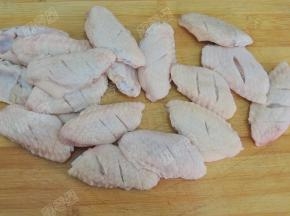 在翅中正反两面斜划几刀