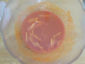 加入35g水和姜丝拌匀