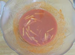 加入35g水和姜丝拌匀