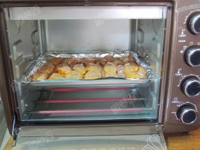 烤盘铺锡纸，把鸡翅放在烤盘上