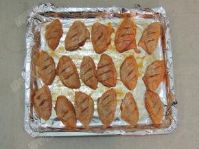 烤盘铺锡纸，把鸡翅放在烤盘上