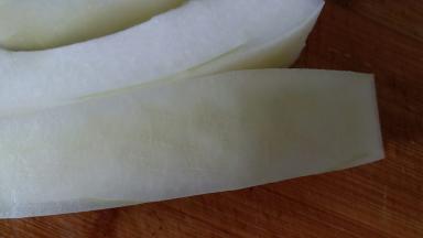 用刀尖在冬瓜背面切上小口子，不要切断哦，方便入味