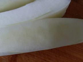 用刀尖在冬瓜背面切上小口子，不要切断哦，方便入味