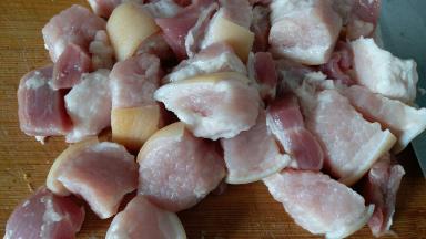 无话肉也切和冬瓜差不多大的块（切完发现被卖肉大婶骗，这哪是五花肉）