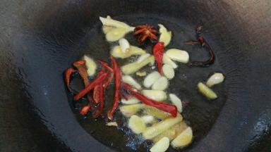 锅里油烧热，调料爆香