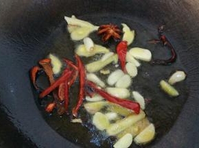 锅里油烧热，调料爆香