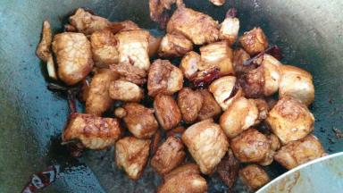 加适量盐翻炒均匀