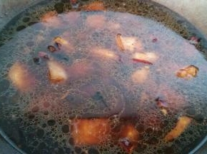 加入两大碗纯净水，大火煮开转小火