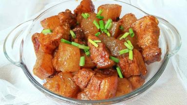 撒上葱花，美味的冬瓜烧肉完成了