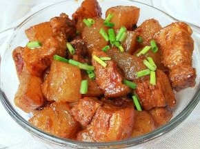 撒上葱花，美味的冬瓜烧肉完成了