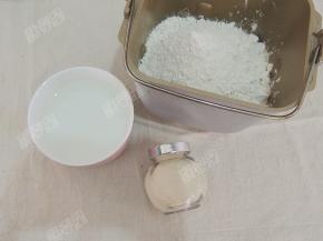准备全麦面粉，酵母，温水