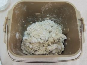 酵母水倒入面包桶中，启动揉面程序