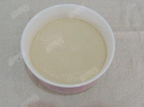 酵母用温水融化