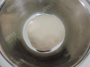 和成光滑的面团，盖上保鲜膜发酵