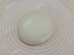 发酵好的面团重新排气揉匀