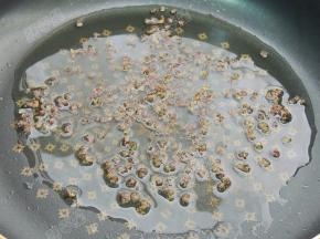 锅里加油放入花椒，小火炸出香味