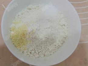 小碗里装入低筋面粉，盐，鸡精