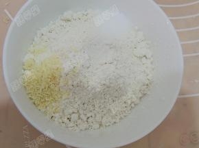 小碗里装入低筋面粉，盐，鸡精