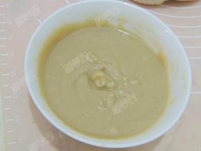 把炸香的花椒油倒进去搅拌均匀成为油酥备用