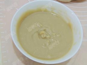 把炸香的花椒油倒进去搅拌均匀成为油酥备用