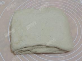 像叠被子一样将面皮右边向中间叠过来，左边再叠过去，边缘合好，完成三折然后由下往上对折