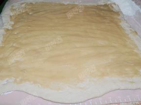 均匀的抹上一层油酥