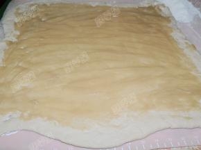 均匀的抹上一层油酥