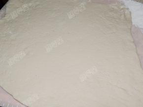 将揉匀的面团松弛10分钟，然后擀成一张长方形的大面皮