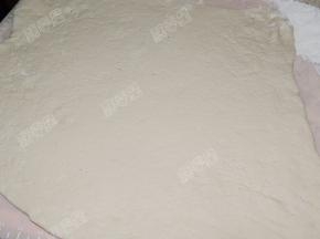 将揉匀的面团松弛10分钟，然后擀成一张长方形的大面皮