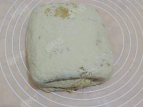 把面团再次擀成长方形，重复一遍上面的步骤，再完成一次三折加对折