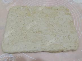 然后将面团擀长方形