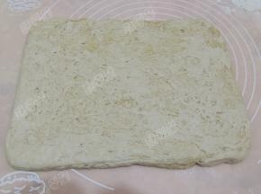 然后将面团擀长方形