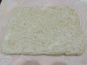 刷上一层蛋液，撒上白芝麻