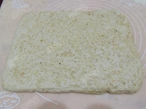 刷上一层蛋液，撒上白芝麻