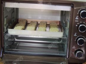 将烤盘放入预热好的烤箱