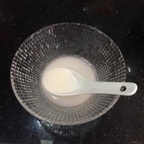 取20克白凉粉，加入少量水，搅拌至无颗粒。