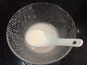 取20克白凉粉，加入少量水，搅拌至无颗粒。