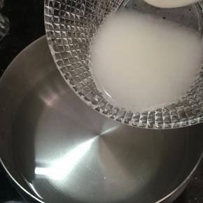 奶锅中放入500克水，将上述溶液倒入奶锅中。